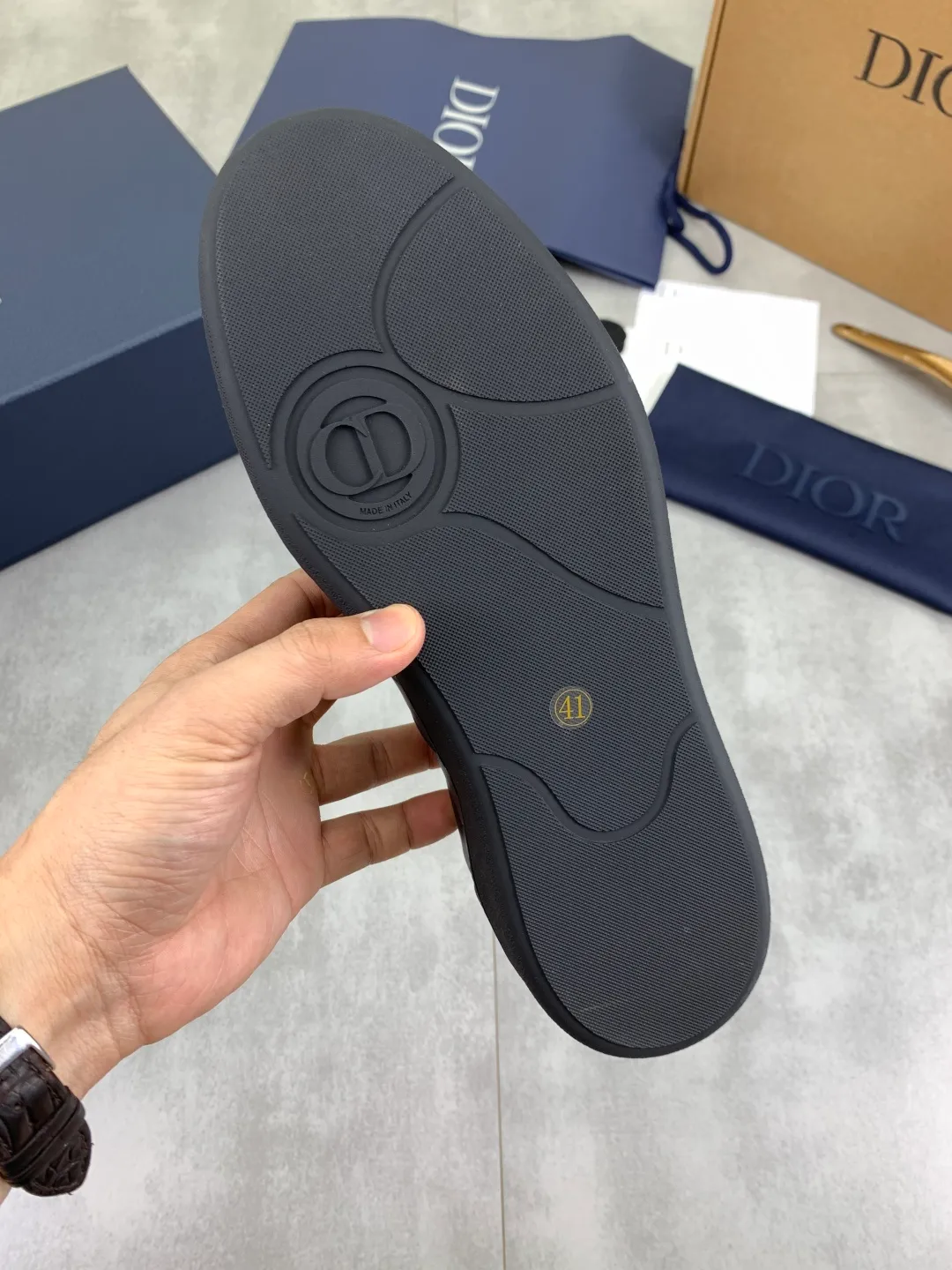 Men's men's shoes 💰P542 New Dior B01 top version of moral training shoes! ! ! White first-layer cowhide, fully oiled upper, original TPU molded outsole. New to the Fall 2025 collection, this sneaker marks the return of Dior’s classic style, reinterpreted in a stylish and elegant silhouette. Crafted from white smooth first-grain cowhide with a tonal silk sheepskin lining, it features the Dior logo on the tongue and inner sides, and a CD icon on the heel. Paired with Tpu anti-slip soles of the same color, it can be matched with various styles to create a sophisticated look.  Code number: 39-45 Complete package with airplane box